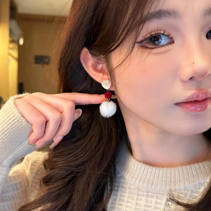 2025 New autumn and winter gentle Japanese and Korean heart-shaped plush pendant earrings, simple and sweet, simple fur ball stud earrings details Picture