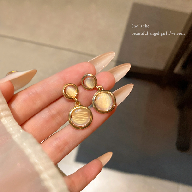 French retro cat's eye stone ear studs are versatile for women, with a light luxury and unique tassel design. They are the same style of earrings as Internet celebrities full figure