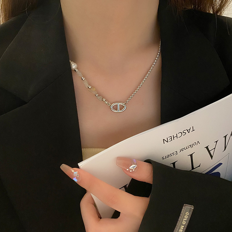 This necklace with irregular texture and crushed stone splicing of beaded beads is a niche design for women, with a unique and elegant style. It is a necklace and collarbone chain accessory full figure