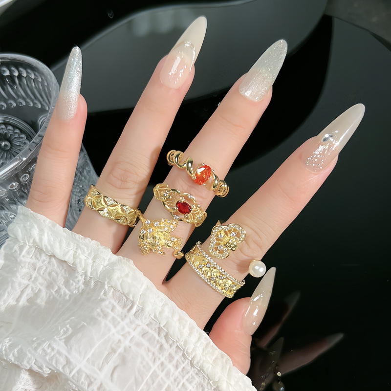 This is a delicate and retro open-top ring with a touch of wheat ears in the court style. It features a unique design for women with a pearl hollowed-out stacked ring details Picture