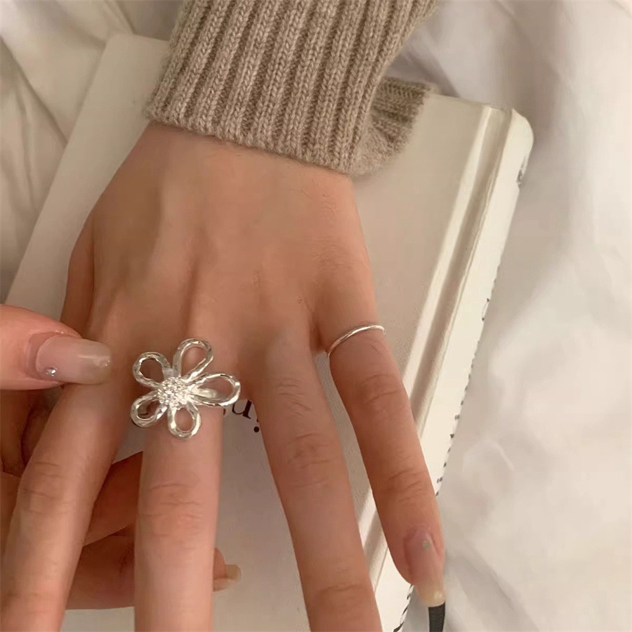 The s925 sterling silver large flower ring is a sophisticated and elegant, exaggerated ring that is fashionable and versatile. It is an open index finger ring full figure
