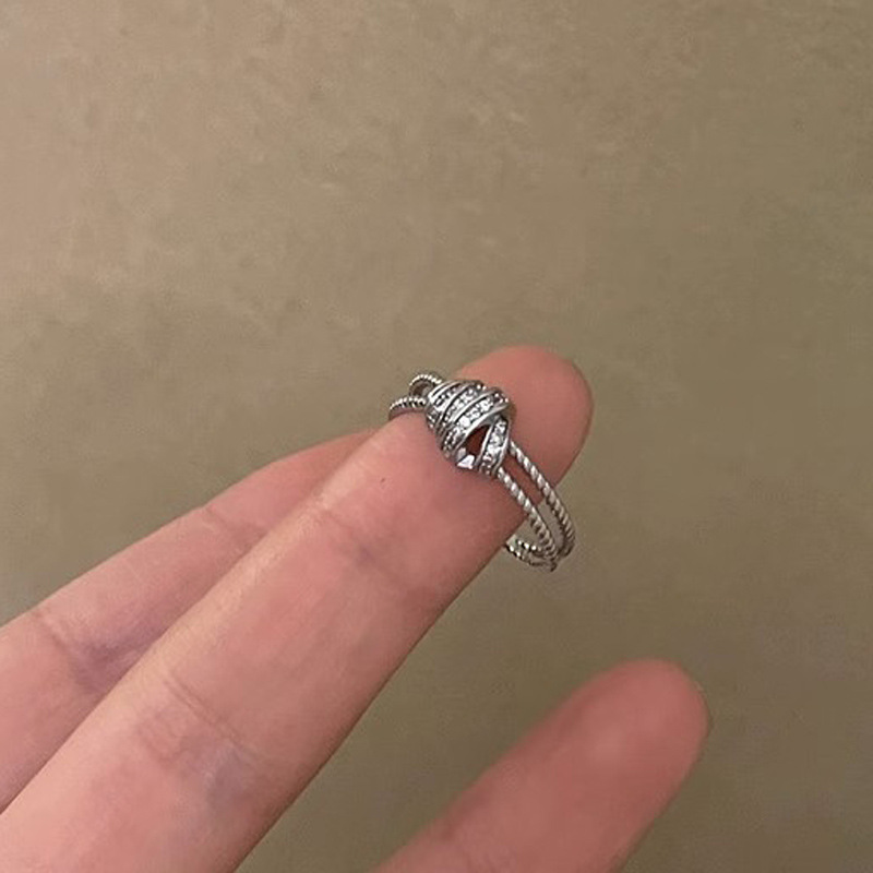 The cross-wound woven ring is a niche design for women, featuring a fashionable, individual, light luxury, high-end and cold style. It is simple and unique for the index finger Application Scenario