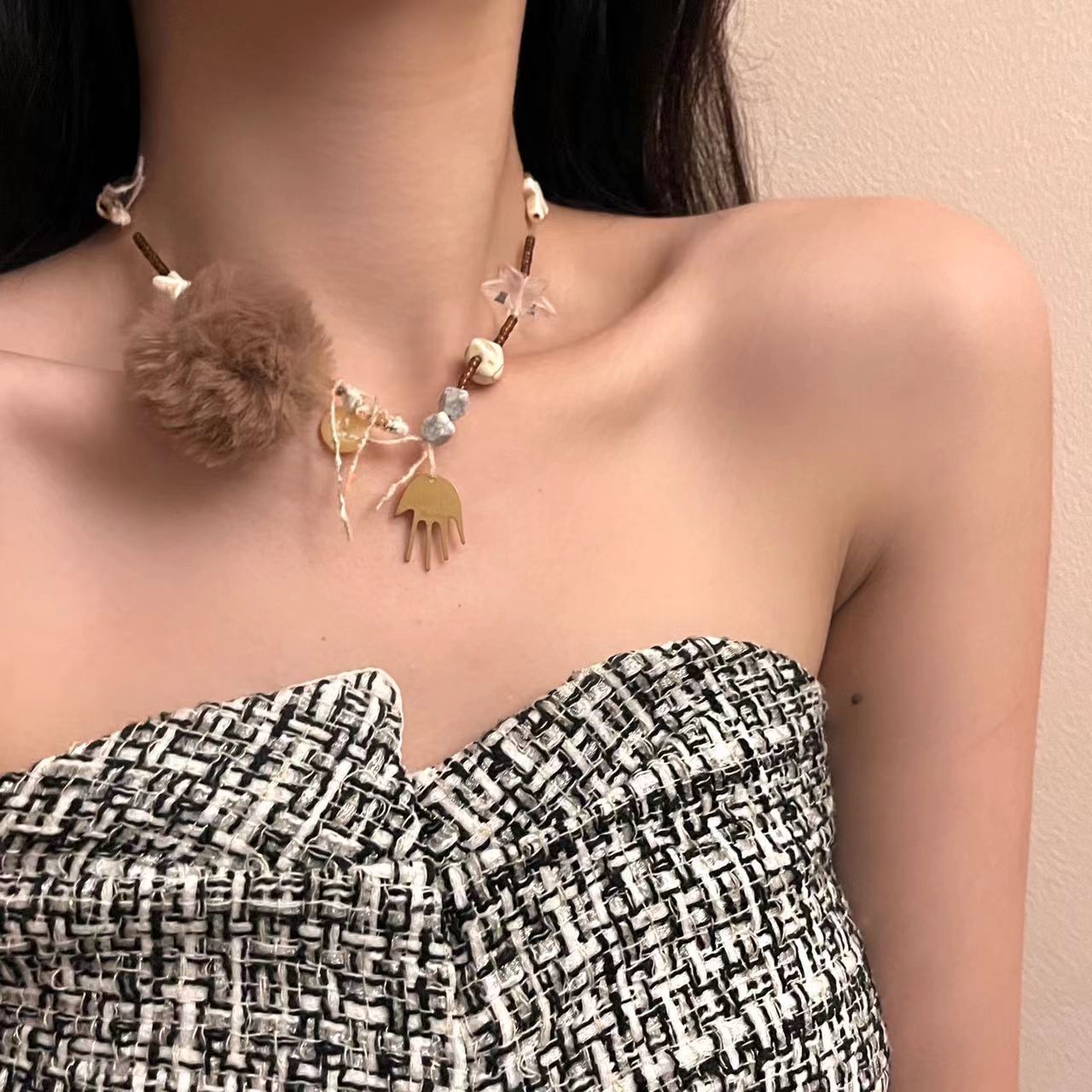 A niche skeleton y2k retro campus couple's woolen braided rope khaki necklace, handcrafted personalized sweater chain for girls Application Scenario