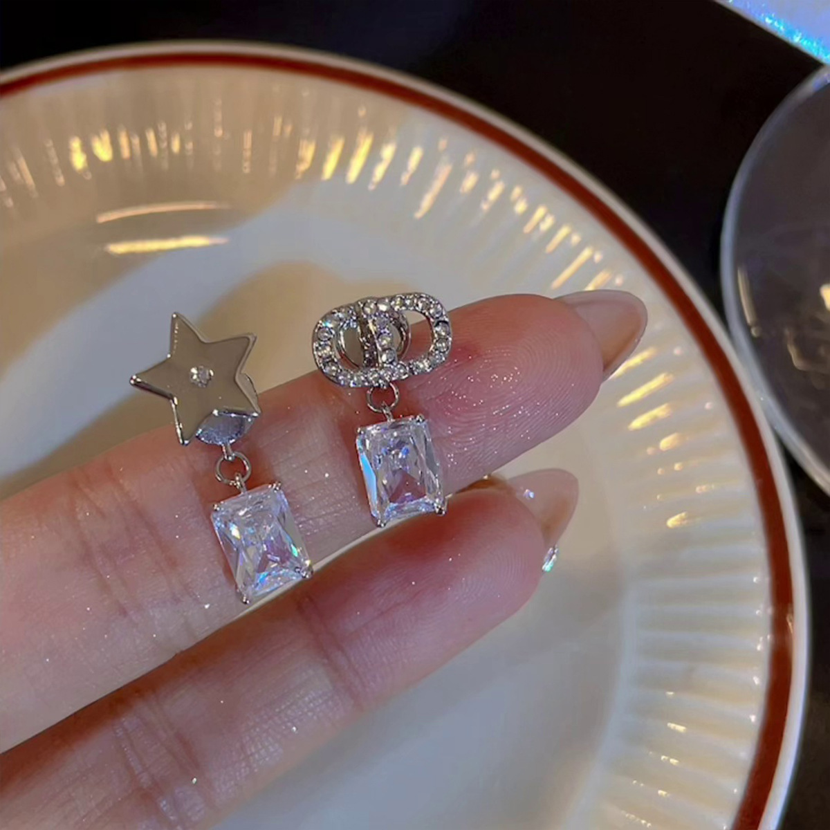 Asymmetrical letter star zircon earrings, versatile and feminine, with a niche design sense. The stud earrings exude a light luxury and high-end feel details Picture