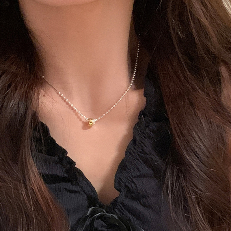 This is a simple, individual, fashionable and elegant women's necklace and collarbone chain with gold and silver contrasting colors Application Scenario