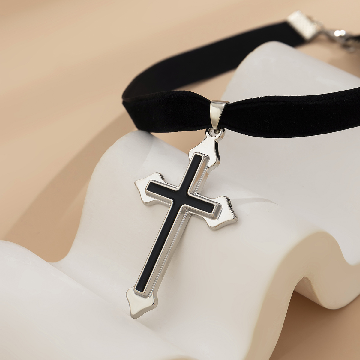European and American cross-border jewelry, retro style, sweet and cool, black velvet collar, simple cross necklace choker Application Scenario