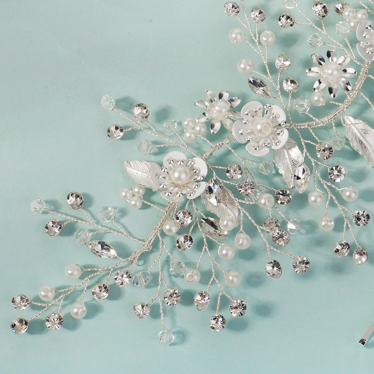 Cross-border bride hair accessories, beautiful wedding dress and evening gown accessories, versatile metal flower leaf handcrafted beaded soft chain headband Application Scenario