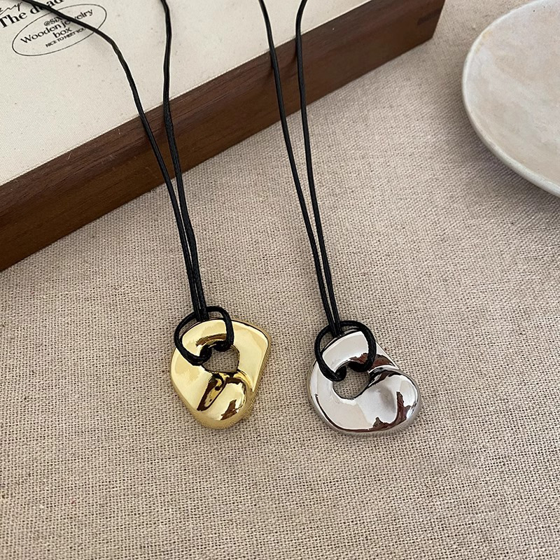 Light luxury hollowed-out pendant, leather rope, sweater chain, long necklace for women, 2024 new style, collarbone chain, niche accessory Application Scenario