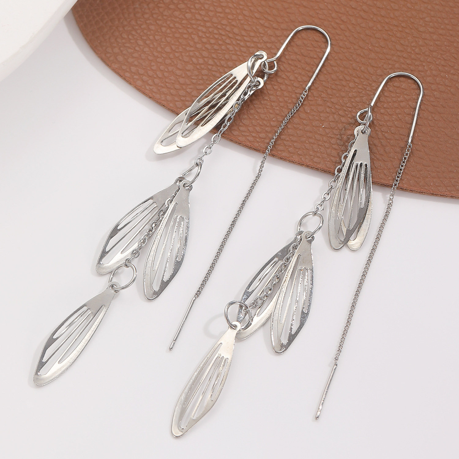European and American ins hollowed-out leaf earrings, women's fashion, light luxury, niche design, long tassel ear thread, trendy earrings details Picture