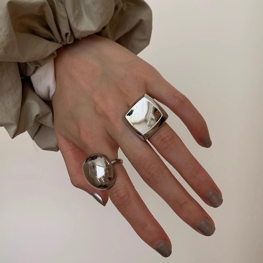 Korean-style exaggerated metal smooth ring, a niche design with a cold and aloof female style, exudes a sense of sophistication and is versatile. Square opening ring trend full figure