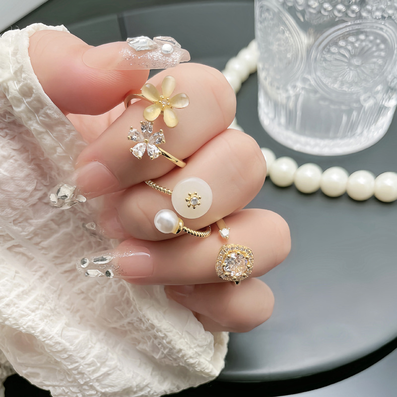 A retro flower-shaped, rotatable square diamond, fashionable open ring, a female imitation jade, sweet, cool, exquisite and versatile ring details Picture