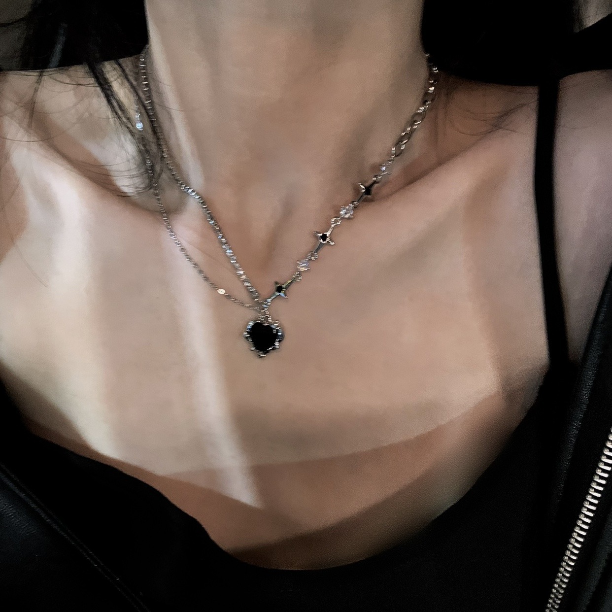A must-have for hot girls! Versatile and personalized! The black titanium steel necklace exudes a noble and elegant charm. The collarbone chain is feminine and does not fade full figure