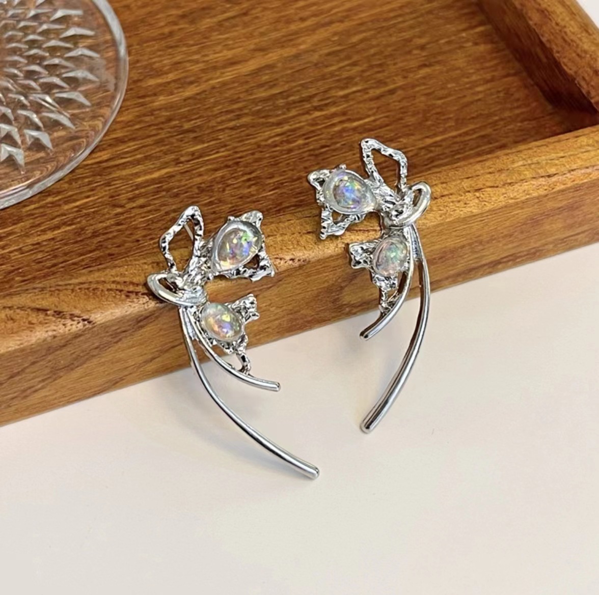 In 2025, the high-end, hollowed-out butterfly stud earrings will be a trendy girl's Instagram minimalist and elegant, niche design, light luxury and fashionable earrings details Picture