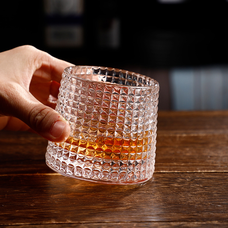 Creative unbreakable whisky wine glass, spirits shaker cup, personalized cocktail cup, stress-relieving rotating glass full figure