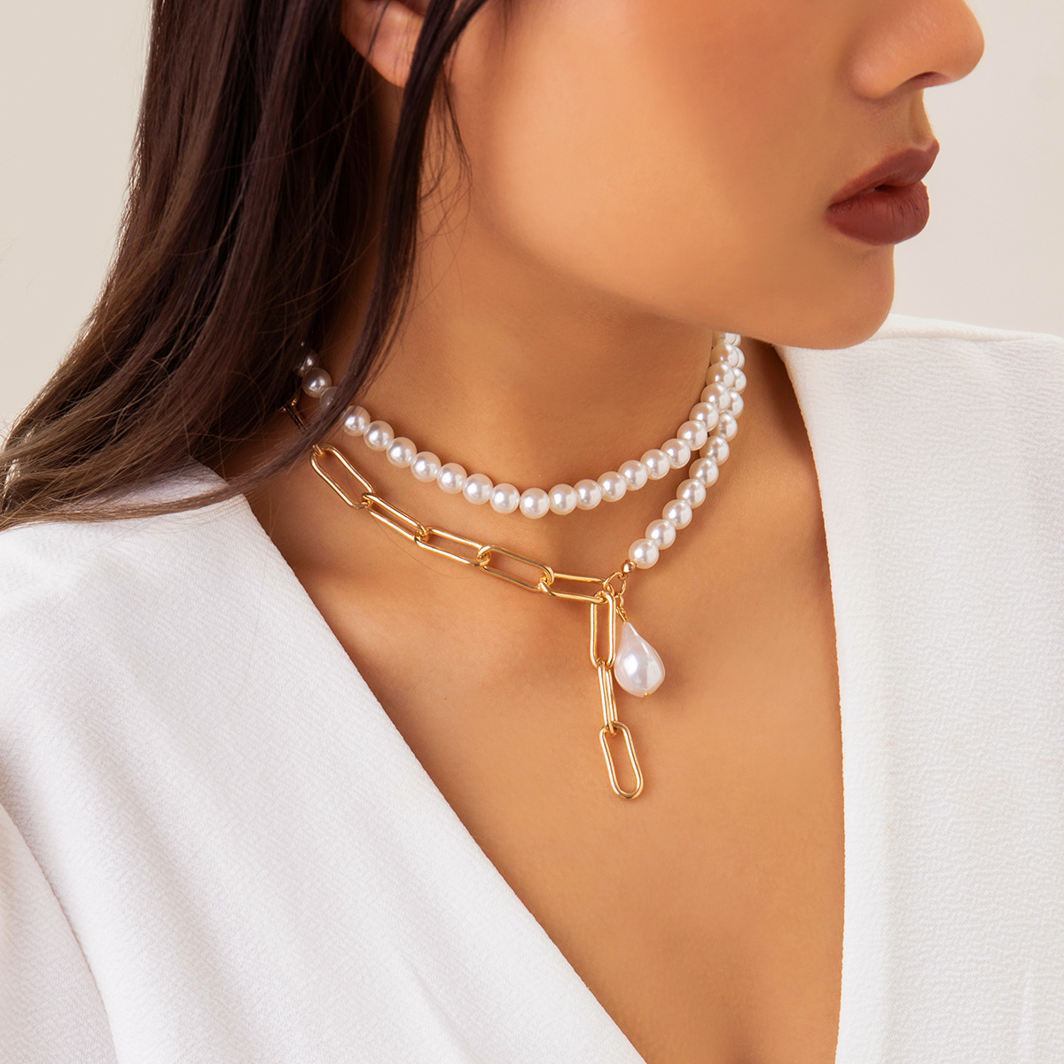 European and American cross-border jewelry, simple and elegant Baroque imitation pearl necklace, sweet and cool personality, versatile collarbone chain necklace details Picture