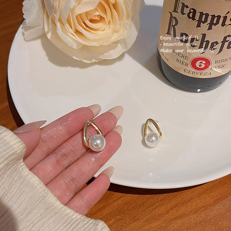 Korean fashionable and simple water drop pearl earrings, women's light luxury and niche design sense, individual retro and versatile earrings wholesale Specification drawing
