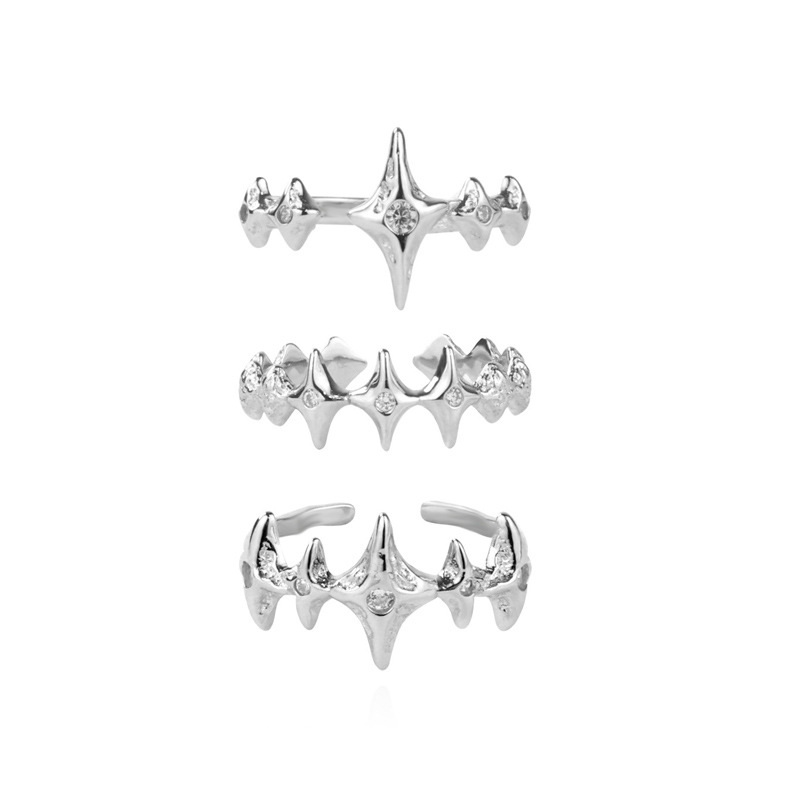 A woman wearing an irregularly shaped star-studded ring on Instagram is a trendy and cool couple with a simple and unique style Item Picture