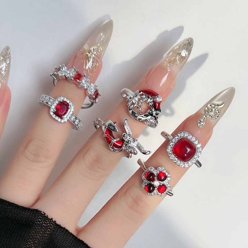 The new wish is selling well. It's a high-end and elegant ring for European and American ladies' parties. The small square sugar four-leaf clover ring is trendy details Picture