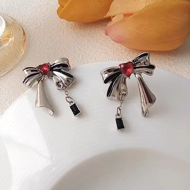 S925 Silver Needle Bow heart-shaped Stud Earrings for Women, with a unique, niche and high-end design sense. Red heart-shaped stud earrings for women Application Scenario