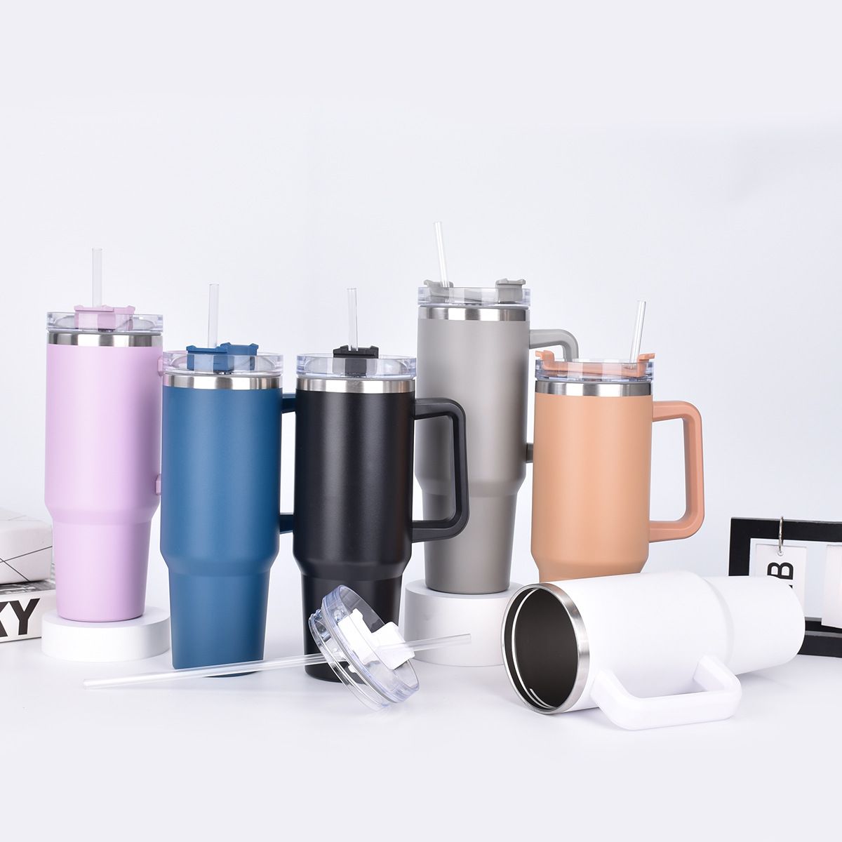 The cross-border generation 40oz car cup is a large-capacity double-layer vacuum insulated cup that can be carried outdoors with a straw handle full figure