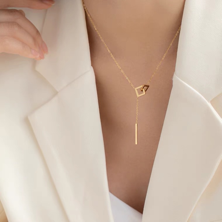 18K gold fashionable and individual necklace, women's inS-style light luxury niche design, high-end titanium steel temperament collarbone chain trend Specification drawing