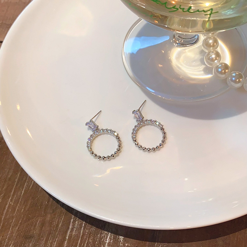 Exquisite super flash zircon geometric circle earrings, exuding a feminine charm and a sense of sophistication. Exaggerated stud earrings, a unique and retro style, are popular online earrings Specification drawing