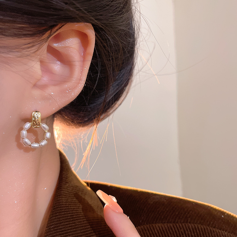 S925 Silver Needle French retro pearl earrings, a unique design for women with geometric ring stud earrings, a popular earpiece Application Scenario