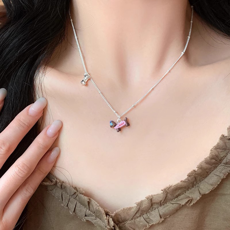 A playful and colorful oil-dripping dachshund pendant necklace for women, with a unique and distinctive design sense, is a neckchain and collarbone chain full figure