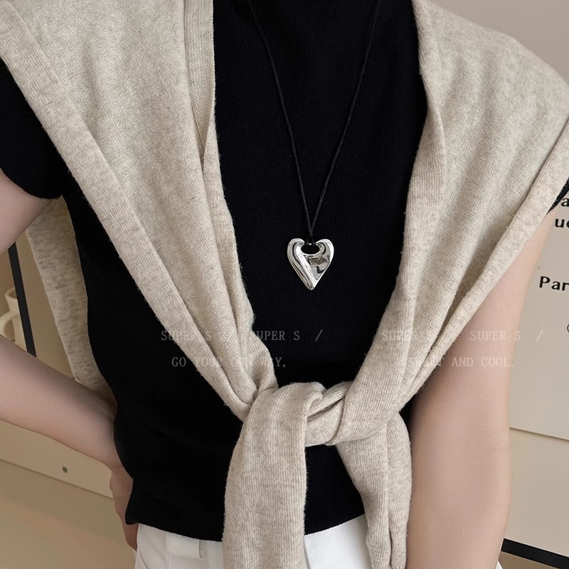 Korean-style Instagram silver heart-shaped pendant rope necklace, a long and elegant accessory for women, a light luxury and niche sweater chain trend Application Scenario