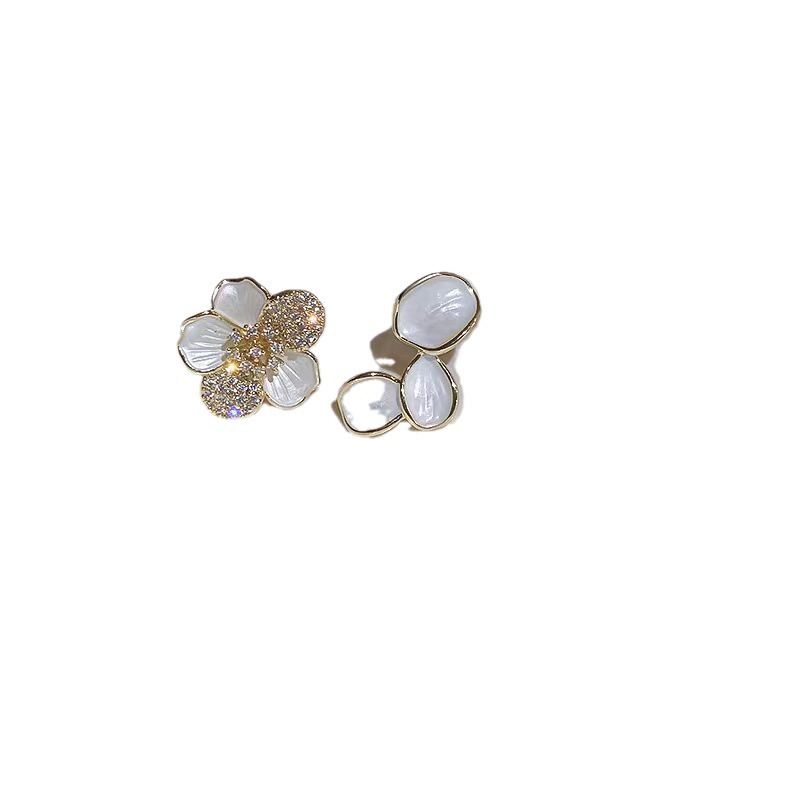 Asymmetrical flower earrings for women in 2025, unique and distinctive design, high-end and elegant, light luxury stud earrings Item Picture