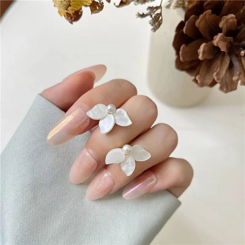2025 New summer white petal stud earrings for women, sweet and simple flower earrings, niche design sense ear clips and earrings details Picture