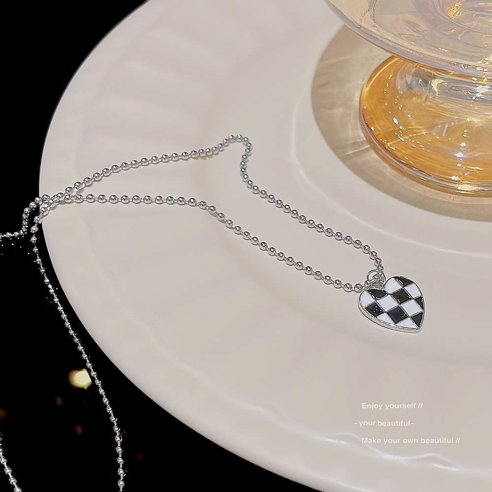 Stainless steel necklace with a high-end female feel, black and white heart-shaped chessboard pendant, light luxury, ins style collarbone chain, popular sweater chain Specification drawing