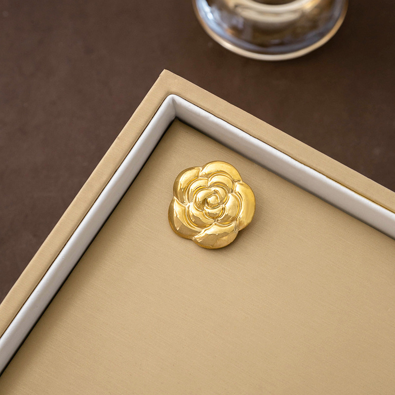Wholesale of French retro exquisite rose brooches, niche, simple, light luxury and high-end style suit accessories Specification drawing