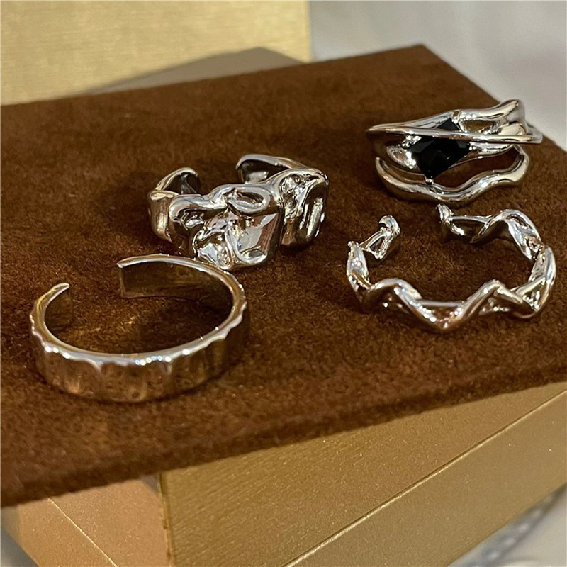 The plain ring texture open ring features a simple, fashionable, niche and cold design. It is adjustable and can be stacked as an index finger ring Application Scenario