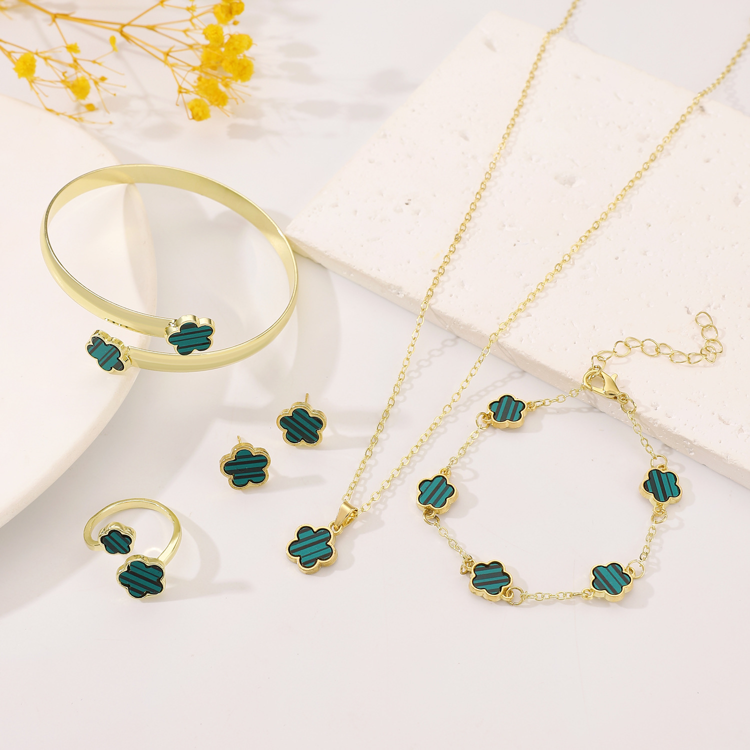 Lucky flower jewelry sets, five-leaf clover bracelets, bangles, earrings, necklaces, rings and other women's accessories that are selling well across borders in Europe and America full figure