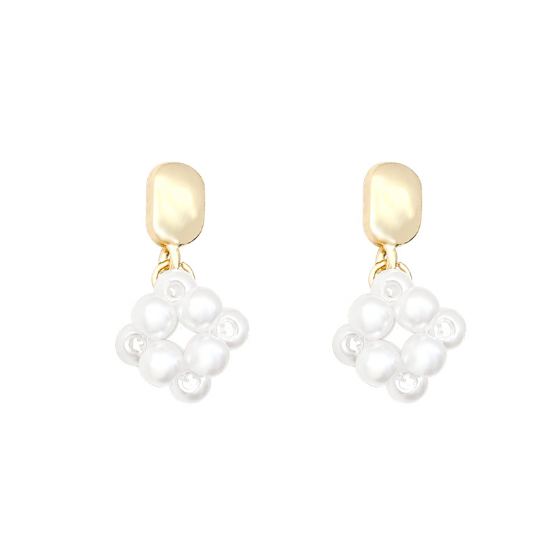 Super ethereal and elegant rice-grain pearl stud earrings for women, light luxury and niche metal feel earrings, versatile and elegant internet-famous earrings wholesale Item Picture
