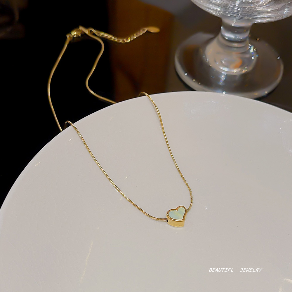 Non-fading titanium steel necklace, a unique design for women with a heart-shaped pendant, an Instagram cold style, a simple and elegant collarbone chain that is popular among Internet celebrities details Picture