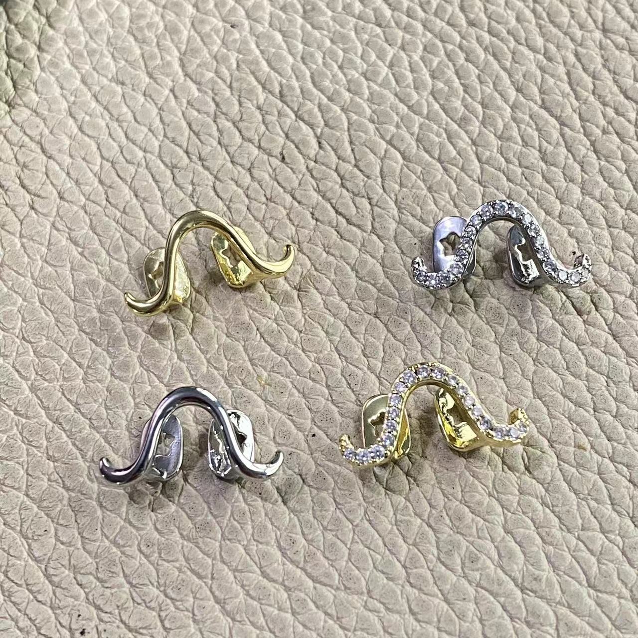 This is a niche design with a twisted wavy Mobius shape and polished zircon double braces for couples. It is suitable for both men and women Application Scenario