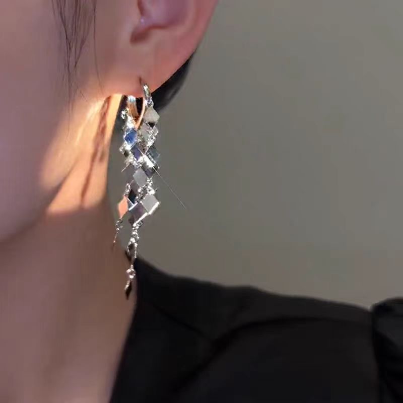 European and American style goddess diamond-shaped sequined earrings for women, a new niche design with a high-end feel in 2025 details Picture