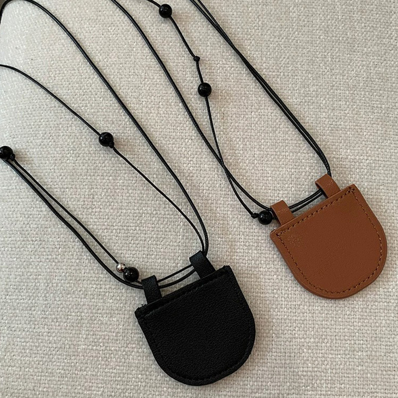 The 2024 new mini crescent-shaped bag with adjustable necklaces and a fashionable design can be paired with necklaces and sweater chains Application Scenario