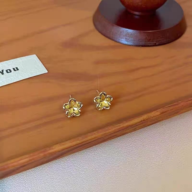 Summer Yellow star earrings 2025 New style art student light luxury high-end stud earrings, niche sweet and cute earrings Specification drawing