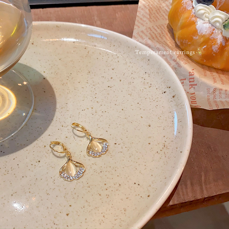 Korean-style diamond-encrusted cat's eye stone ginkgo ear buckles for women's autumn and winter, fashionable and light luxury earrings, high-end and elegant, niche earrings Specification drawing