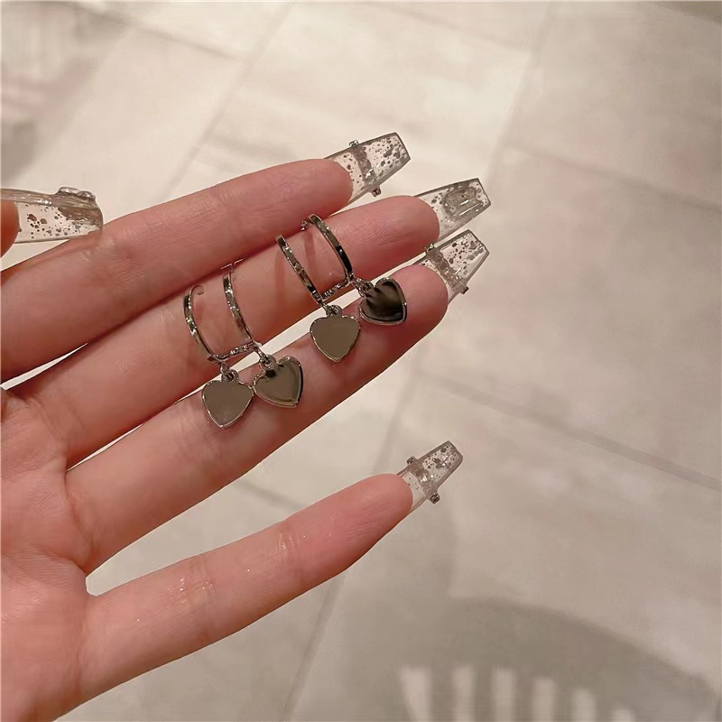 Niche ins trendy double-layer heart-shaped stud earrings for women, versatile and fashionable design earrings, sweet and cool cold style earrings Application Scenario