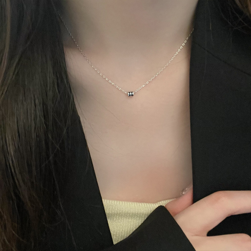 Black cylindrical geometric waist necklace for women, simple and versatile collarbone chain, short pendant popular on Instagram full figure