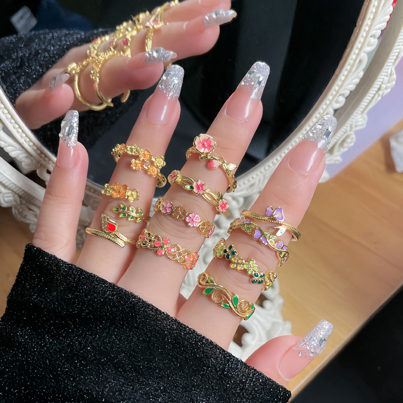 Retro exquisite flower and leaf drip glaze fashionable open ring, simple and elegant court style, versatile and high-end ring Application Scenario