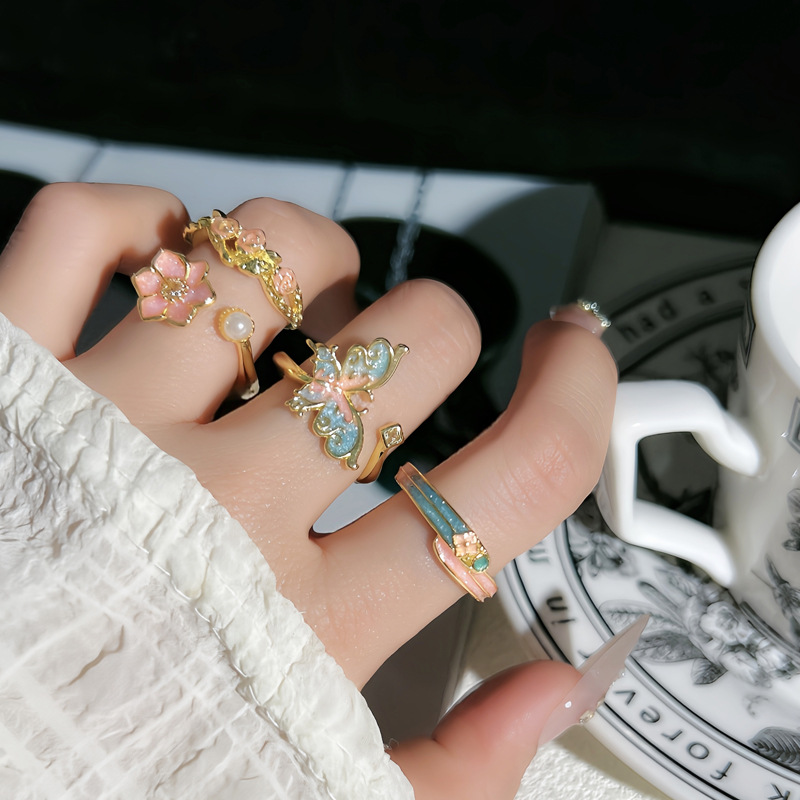 A popular retro new Chinese-style enamel gradient butterfly flower sweet and cool ring on Xiaohongshu, a niche ring with a cold and feminine style full figure
