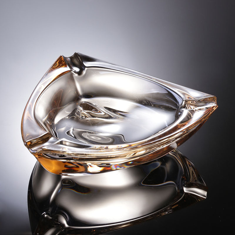 Lizun Crystal triangular ashtray Hotel home hall decoration Creative amber ashtray Cigar ashtray Specification drawing