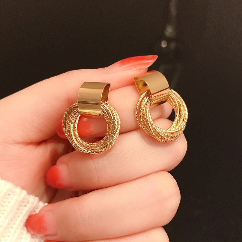 High-end Korean personalized earrings 2025, trendy and stylish, simple and fashionable stud earrings, women's silver needles full figure