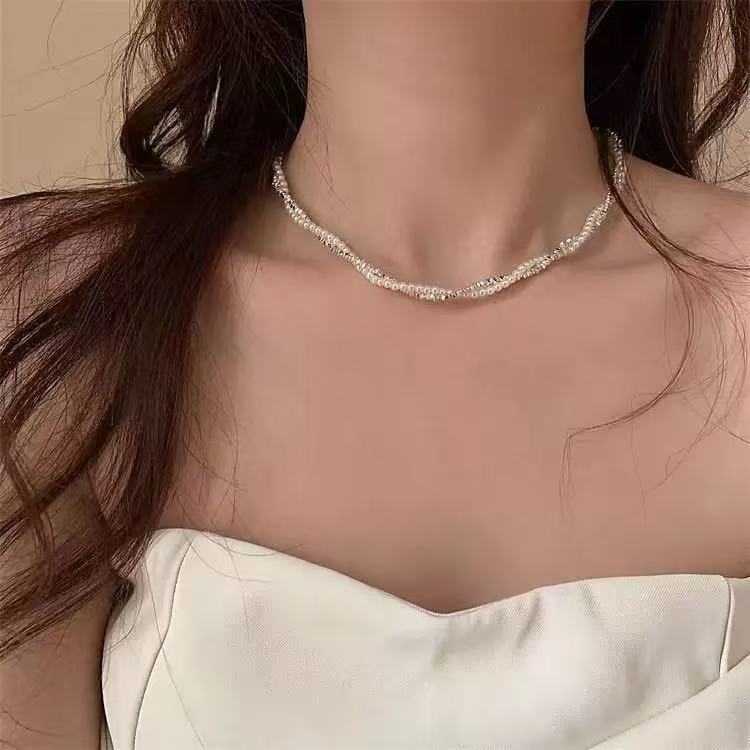 A small, light and luxurious necklace and collarbone chain accessory for women with a summer vibe, wrapped with silver and pearls in a double-layer layer Item Picture