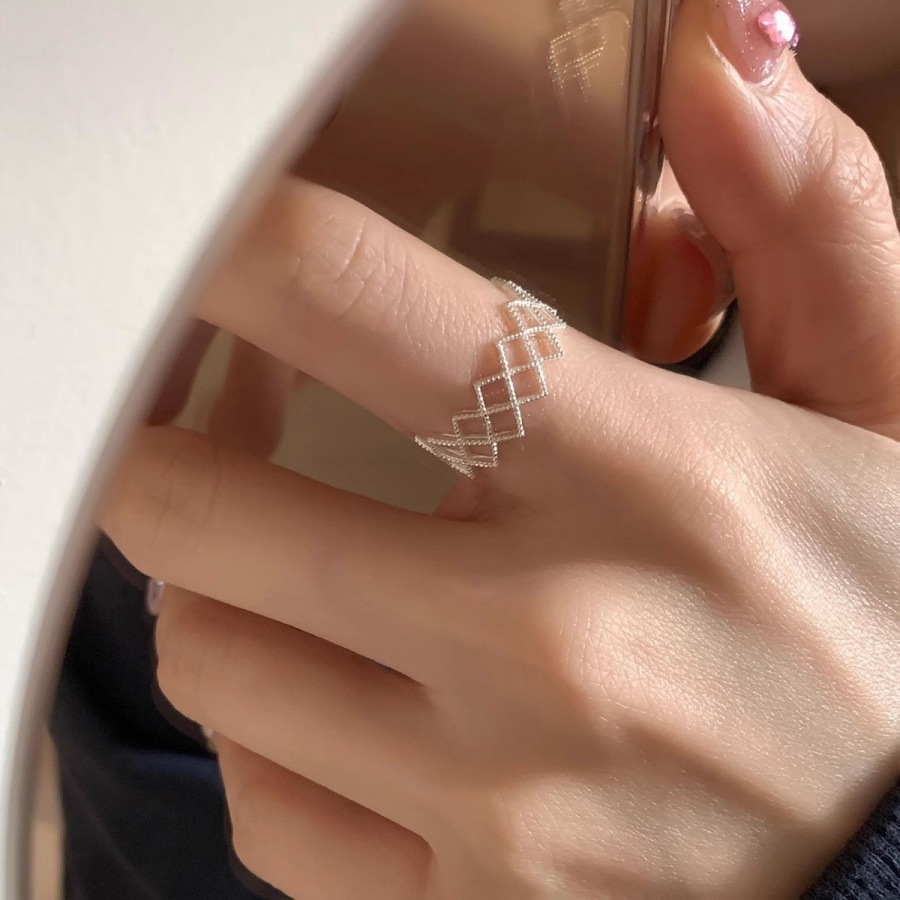The slender diamond-shaped hollowed-out ring in a cold style is a versatile and niche design for women, exuding a sense of light luxury and sophistication. It is an open ring for the index finger full figure